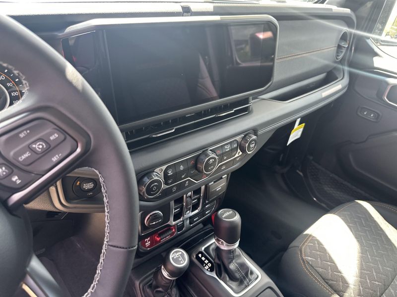2025 Jeep Gladiator Mojave 4x4Image 25