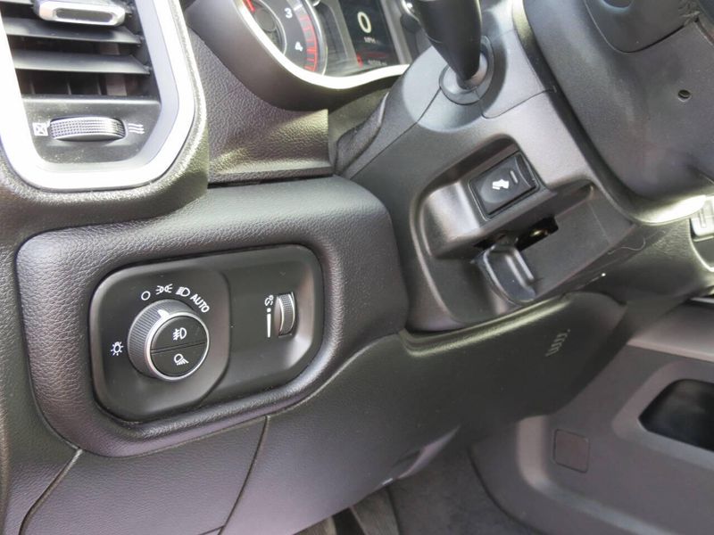 Used 2022 RAM 3500 Big Horn 4x4 4dr Crew Cab 6.3 ft. SB SRW PickupImage 18