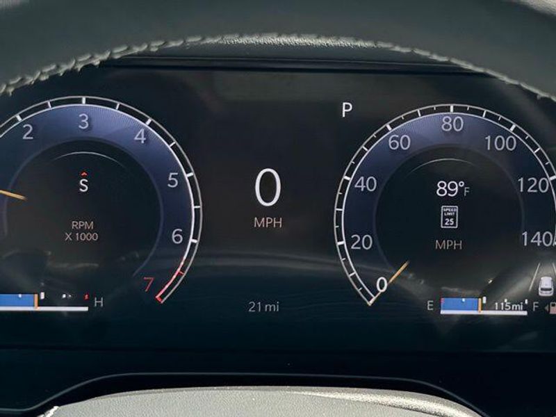 New 2025 Jeep Grand Cherokee Overland 4x4Image 17