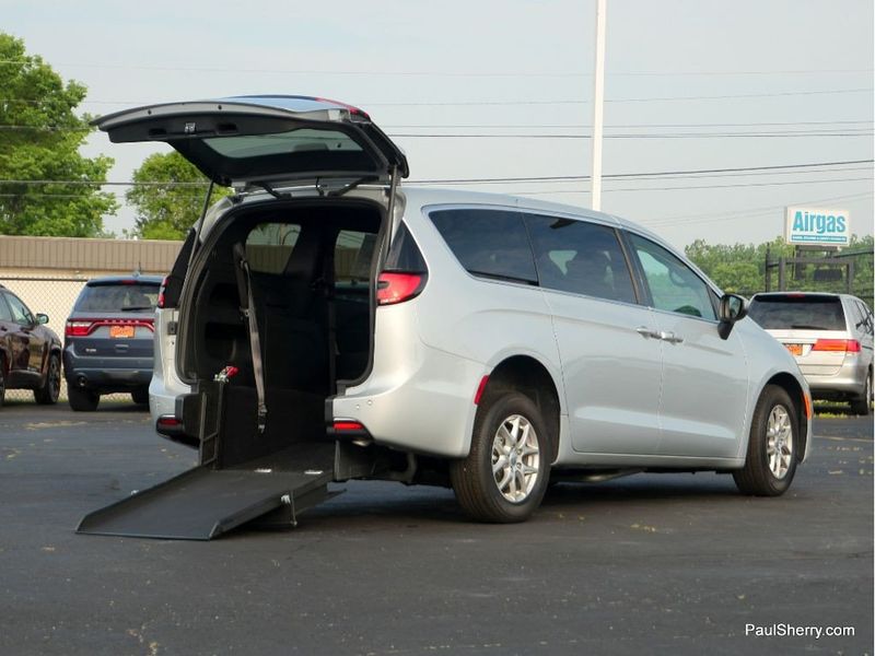 2023 Chrysler Pacifica TouringImage 5