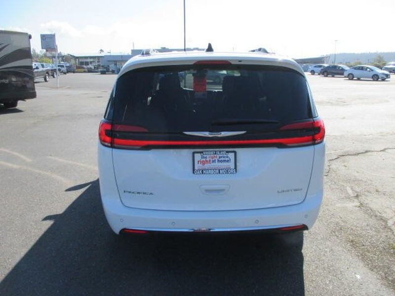 Used 2023 Chrysler Pacifica LimitedImage 8