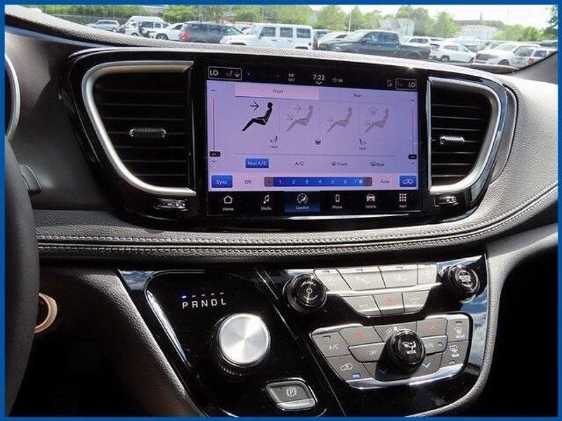 New 2025 Chrysler Pacifica SelectImage 15