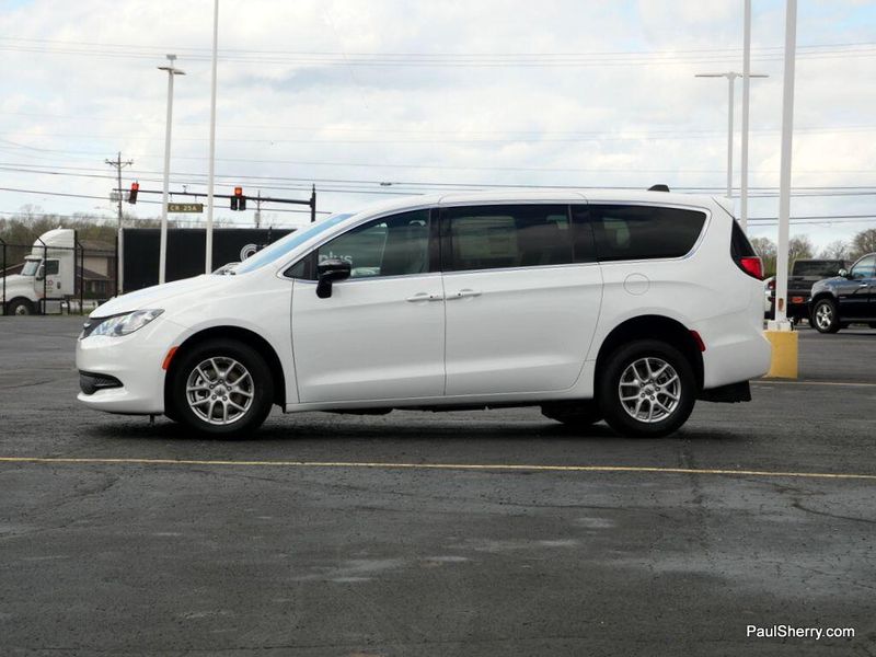2025 Chrysler Voyager LXImage 31