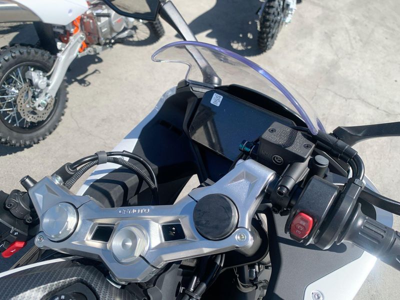 New 2025 CFMOTO 300SS Image 19