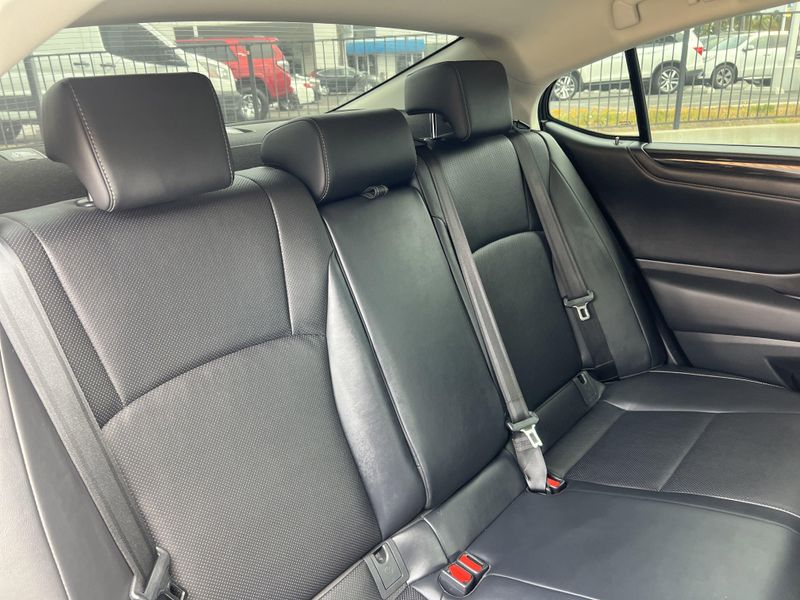 2019 Lexus ES 300hImage 23
