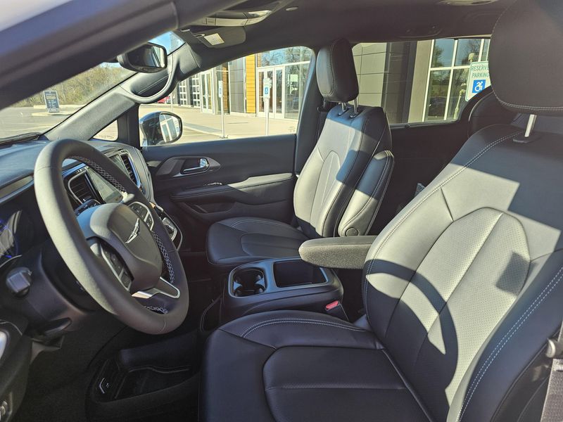 New 2026 Chrysler Pacifica Select AwdImage 7