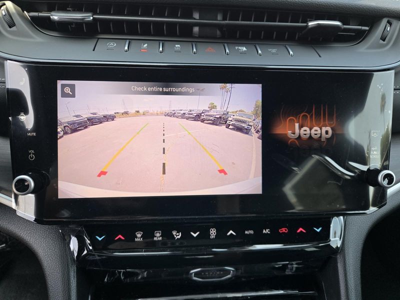 New 2026 Jeep Grand Cherokee Laredo Altitude 4x2