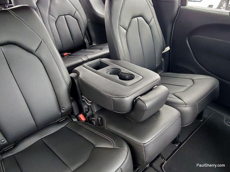 New 2025 Chrysler Pacifica SelectImage 42