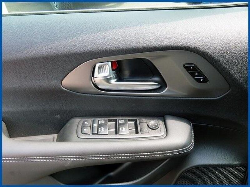 New 2025 Chrysler Pacifica SelectImage 12