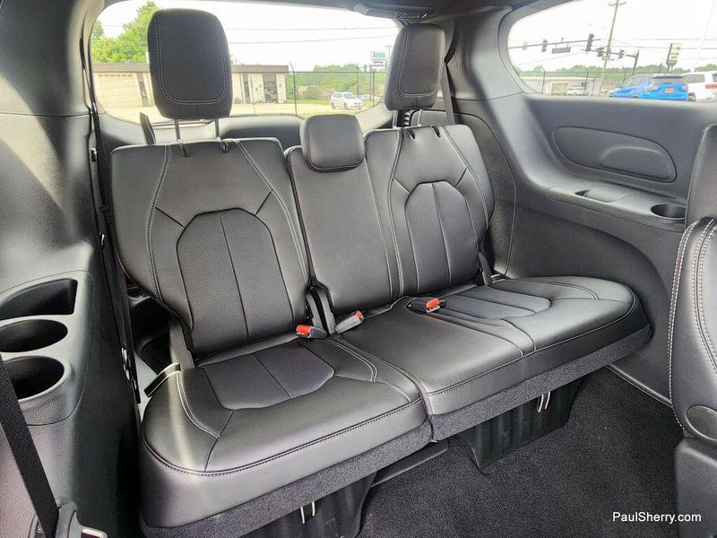 New 2025 Chrysler Voyager LxImage 46