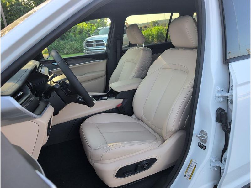 New 2026 Jeep Grand Cherokee L Limited 4x4Image 10