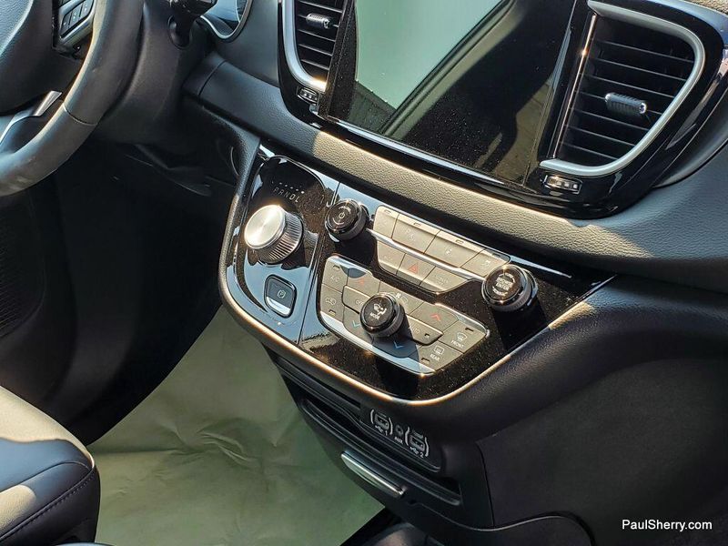 New 2025 Chrysler Voyager LxImage 24
