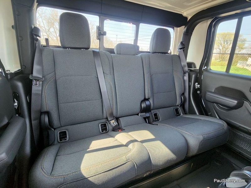 2025 Jeep Gladiator Willys photo 2