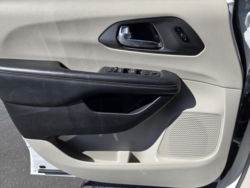 Used 2023 Chrysler Pacifica Touring L FWD