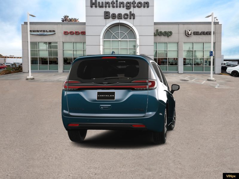 2023 Chrysler Pacifica Limited AWDImage 6