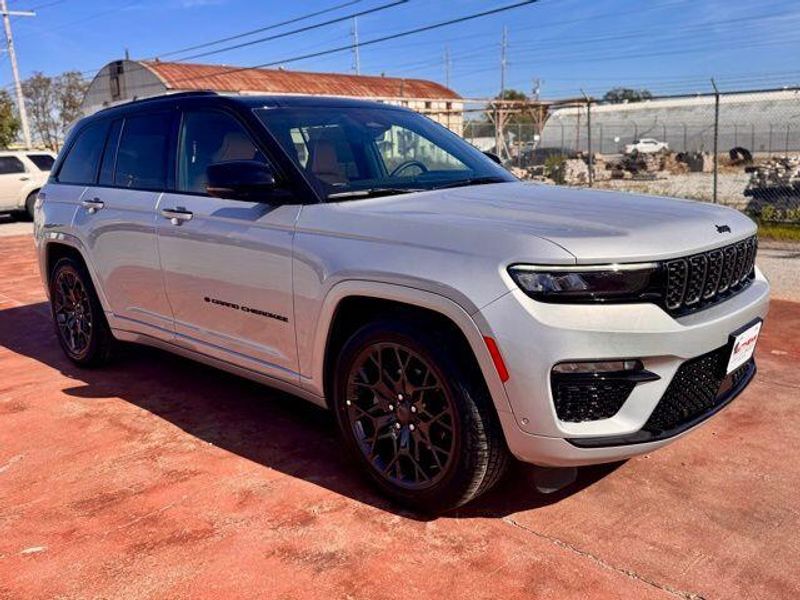 New 2025 Jeep Grand Cherokee Summit Reserve 4x4Image 3