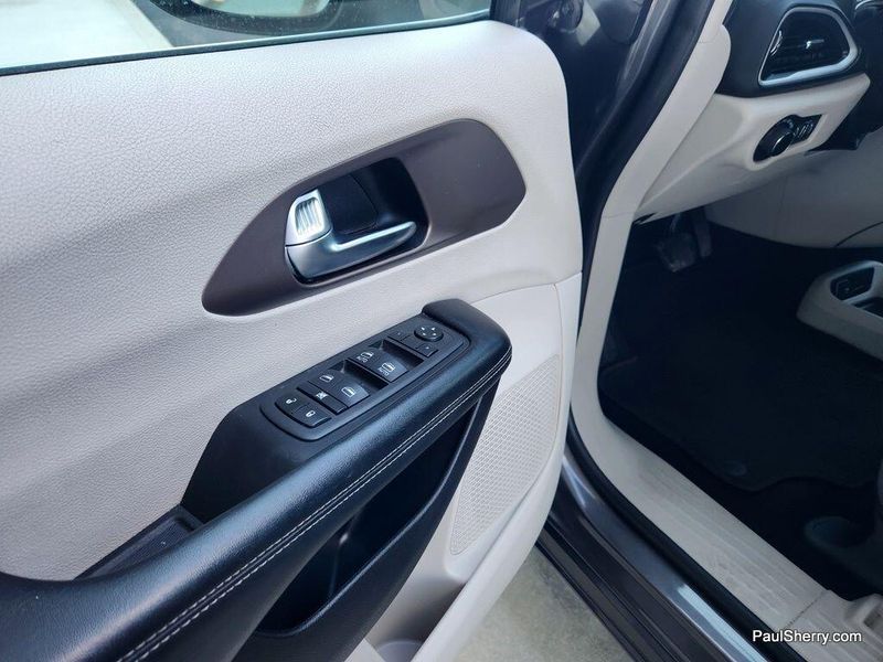 2022 Chrysler Voyager LXImage 36