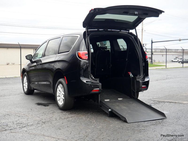 Used 2025 Chrysler Pacifica Select