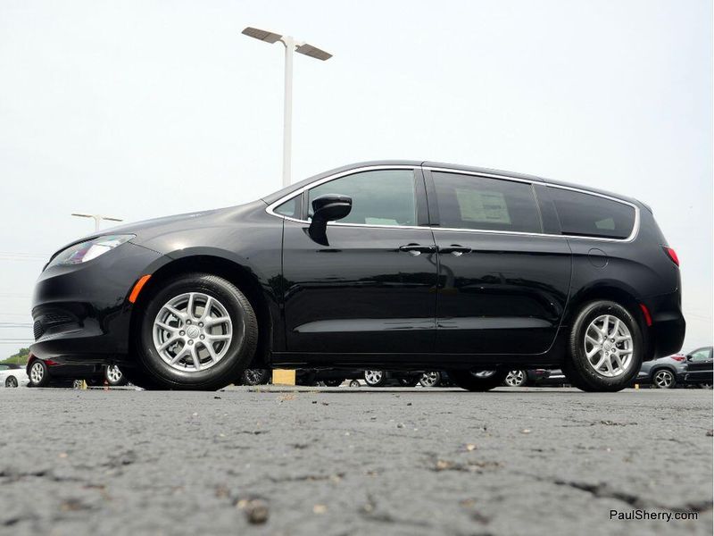 New 2025 Chrysler Voyager LxImage 16