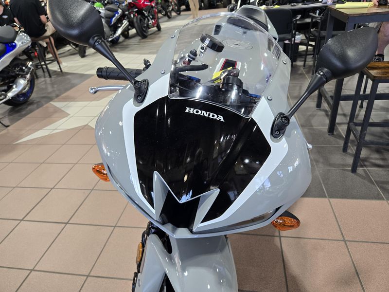 New 2026 Honda CBR600RR DEEP PEARL GRAY Image 16