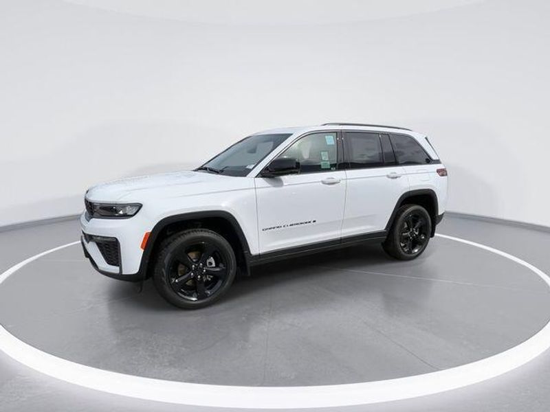 New 2026 Jeep Grand Cherokee Limited 4x2Image 4