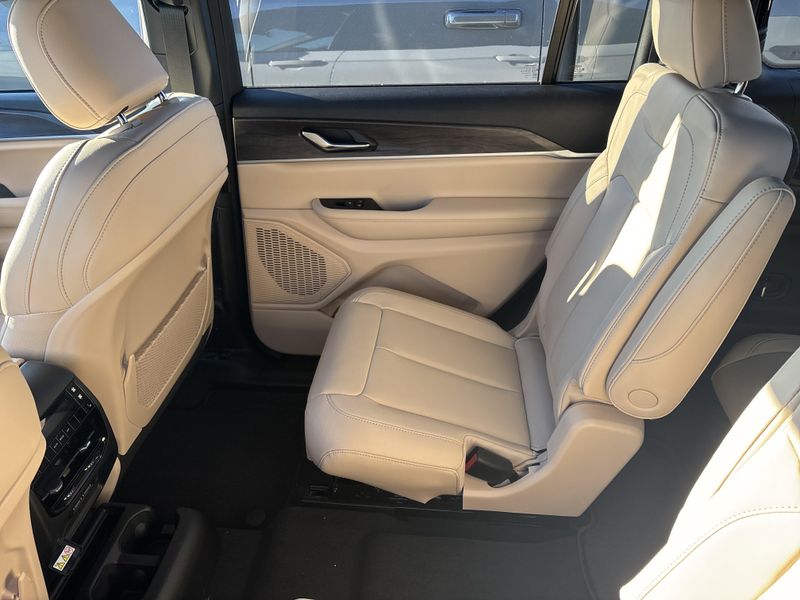 New 2025 Jeep Grand Cherokee L Limited 4x4Image 22