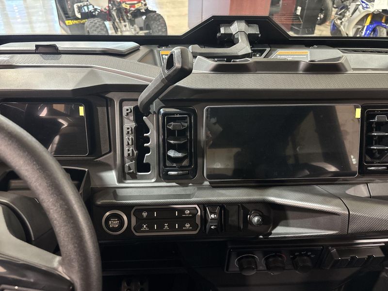 New 2027 Can-Am DEFENDER MAX LIMITED CAB HD11 Image 28