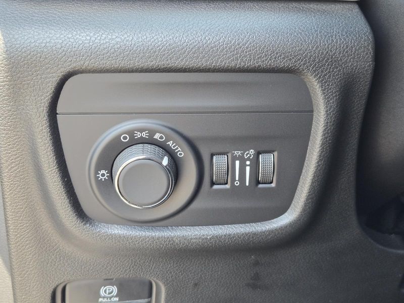 Used 2023 Jeep Grand Cherokee L Laredo 4x2