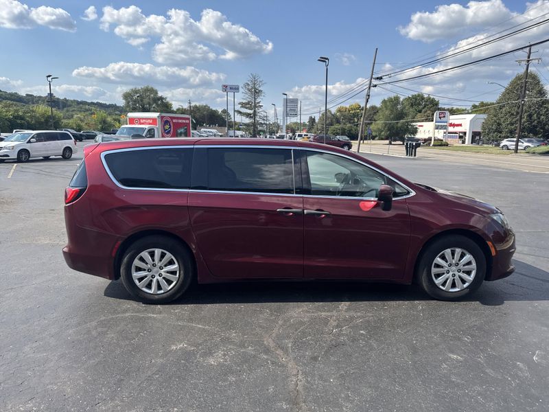 2018 Chrysler Pacifica L photo 5