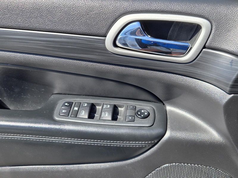 Used 2021 Jeep Grand Cherokee Laredo E 4x2