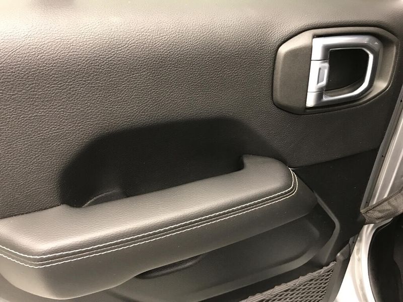 Used 2021 Jeep Gladiator OverlandImage 21