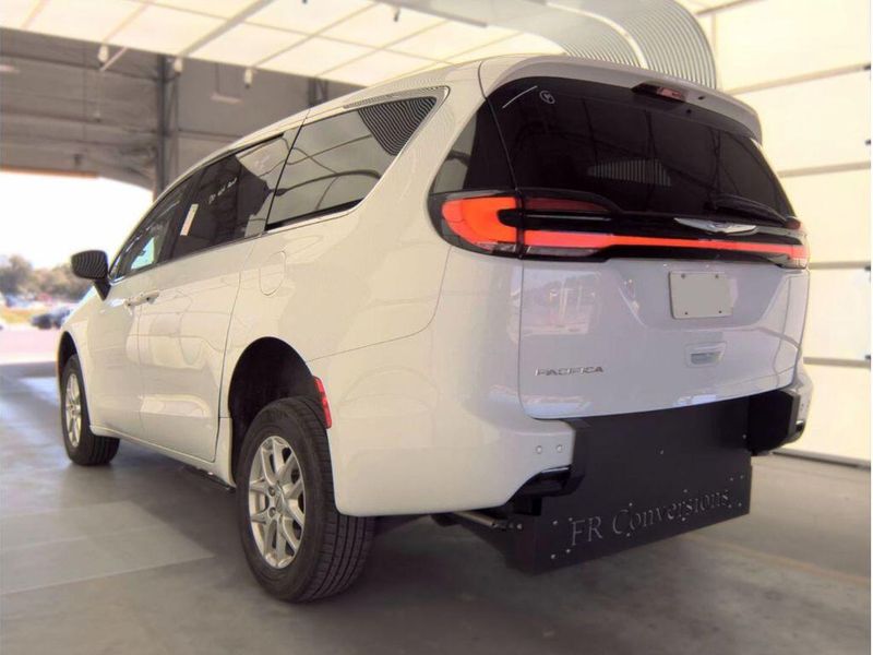 Used 2023 Chrysler Pacifica Touring L