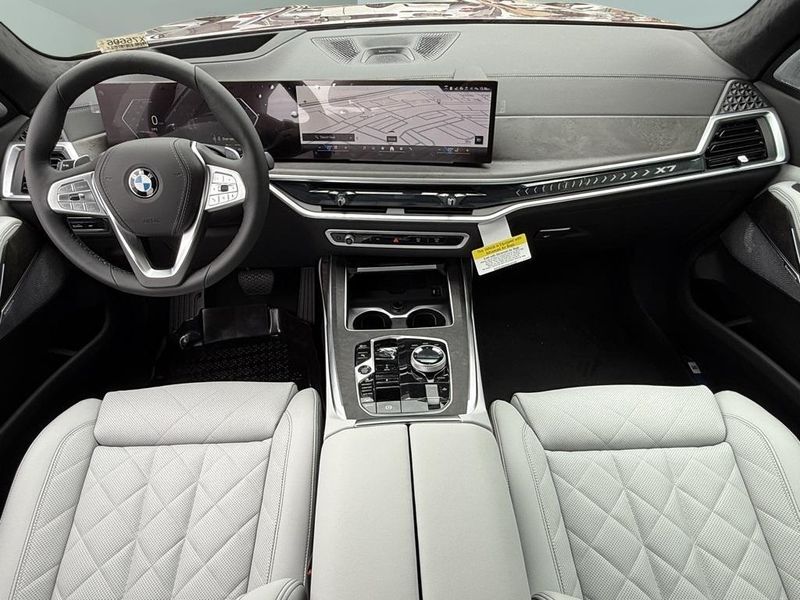 2025 BMW X7 xDrive40iImage 28