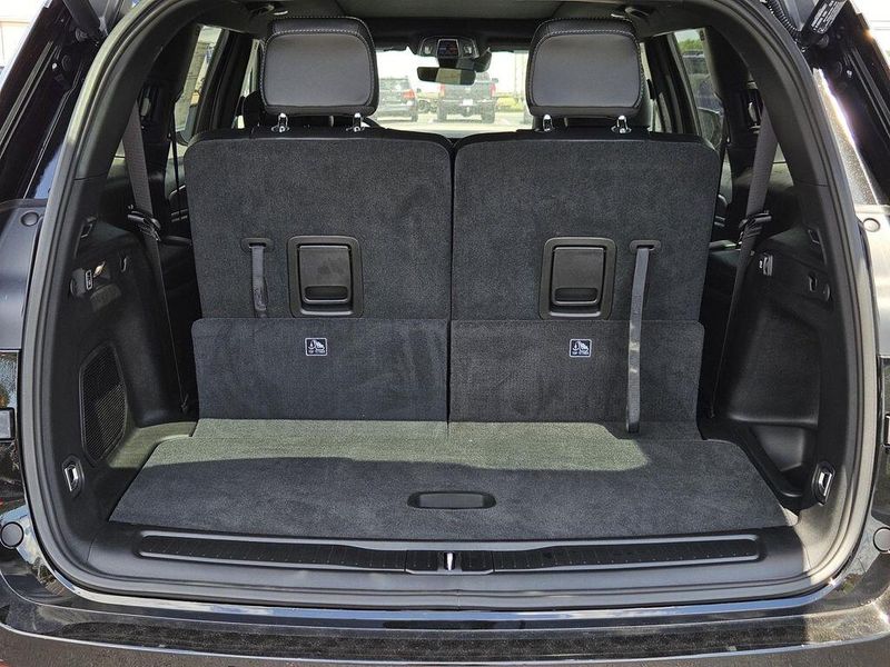 2025 Jeep Grand Cherokee L Limited 4x4Image 8