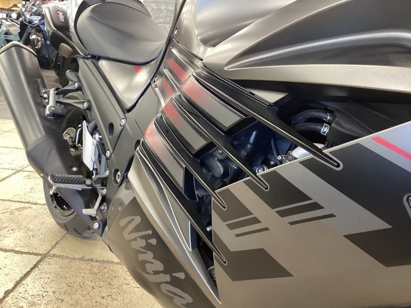 2023 Kawasaki Ninja ZX14R ABS METALLIC MATTE GRAPHENESTEEL GRAY AND FLAT EBONYImage 9