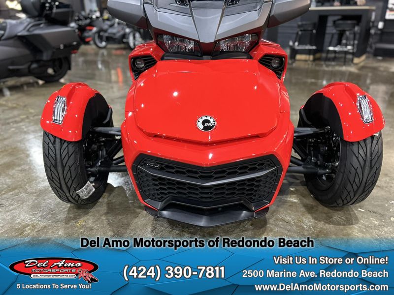 2022 Can-Am H7NA  in a PLASMA RED/ CARBON BLACK exterior color. Del Amo Motorsports delamomotorsports.com 