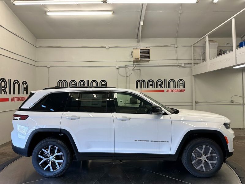2024 Jeep Grand Cherokee Limited 4x4 in a Bright White Clear Coat exterior color and Wicker Beige/Blackinterior. Marina Chrysler Dodge Jeep RAM (855) 616-8084 marinadodgeny.com 