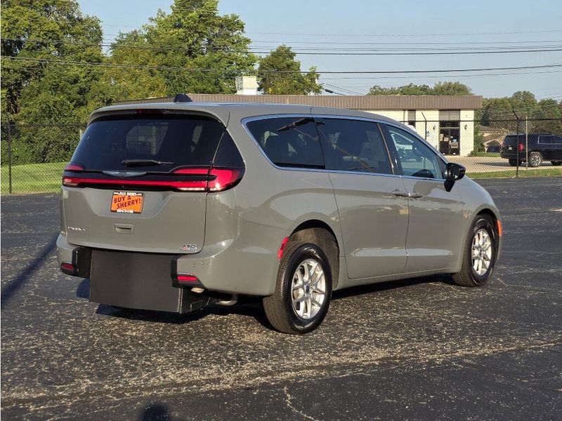 Used 2025 Chrysler Pacifica Select