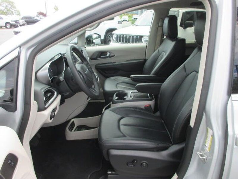 Used 2024 Chrysler Pacifica Touring LImage 15