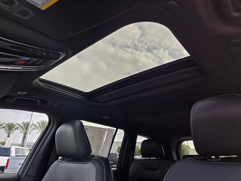 New 2026 Jeep Grand Cherokee Laredo Altitude 4x2