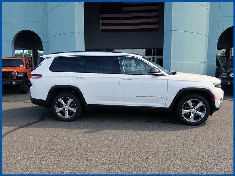 2021 Jeep Grand Cherokee Limited photo 2