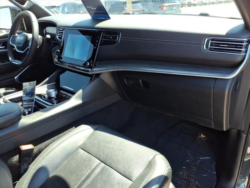2024 Jeep Wagoneer L Series II photo 6