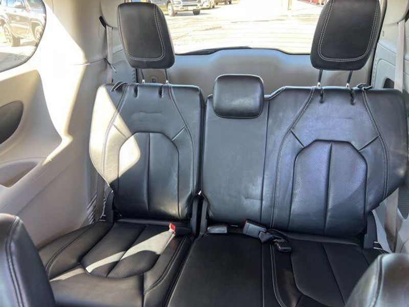 2023 Chrysler Pacifica Touring LImage 15
