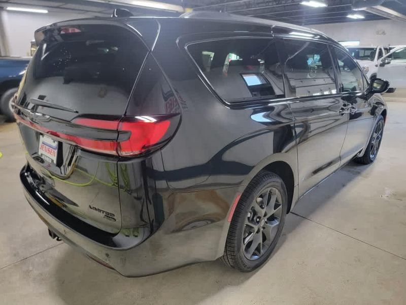 2026 Chrysler Pacifica Limited photo 3