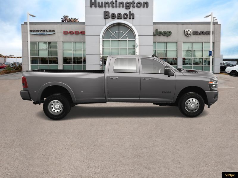2025 RAM 3500 Laramie Crew Cab 4x4 DuallyImage 9