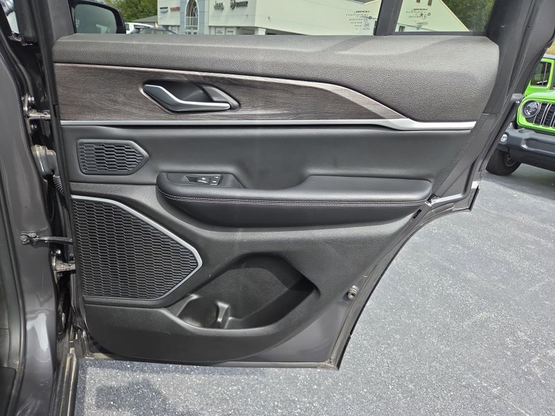 2023 Jeep Grand Cherokee Base photo 18