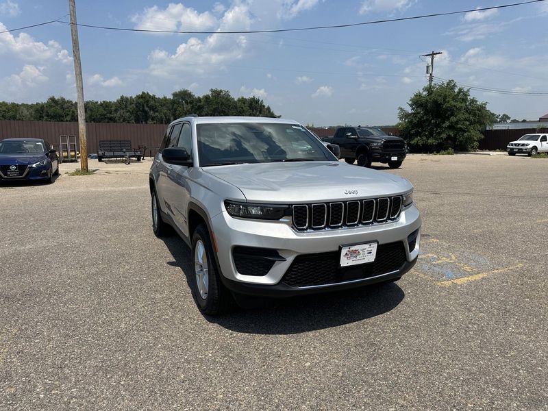 2024 Jeep Grand Cherokee Laredo X 4x4Image 2