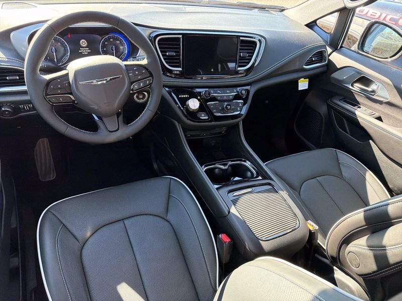 New 2026 Chrysler Pacifica LimitedImage 17