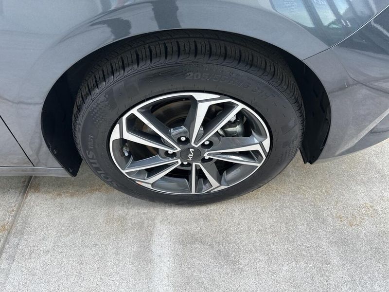 2024 Kia Forte LXSImage 9