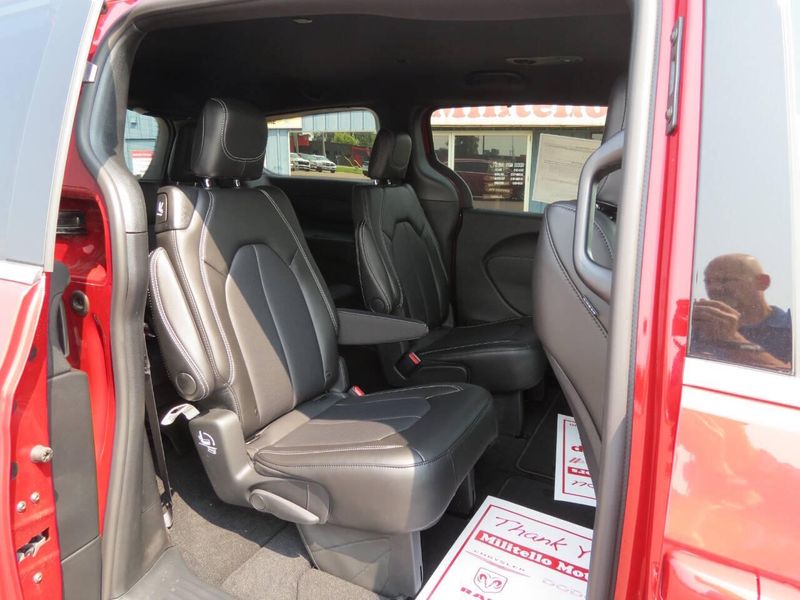 New 2026 Chrysler Voyager LxImage 24